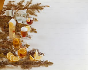 Un sapin de Noël avec des tranches d’orange et des verres de vin