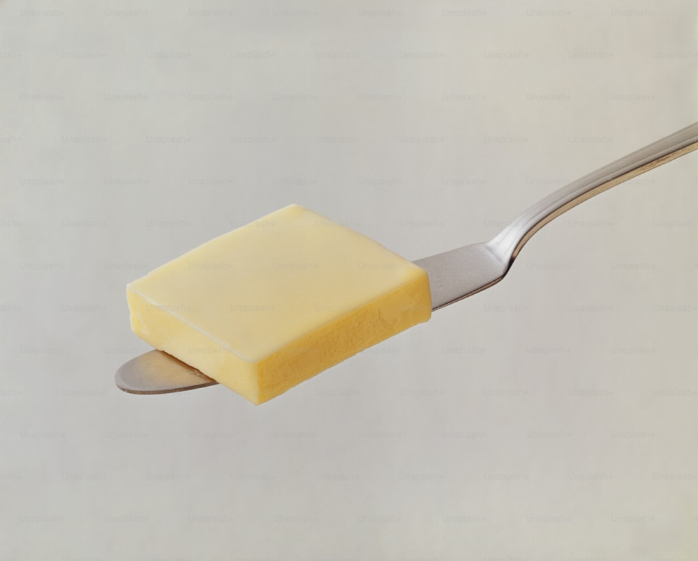 Ein Stück Butter ist auf einem Löffel