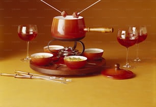 una mesa cubierta con cuencos de comida y copas de vino