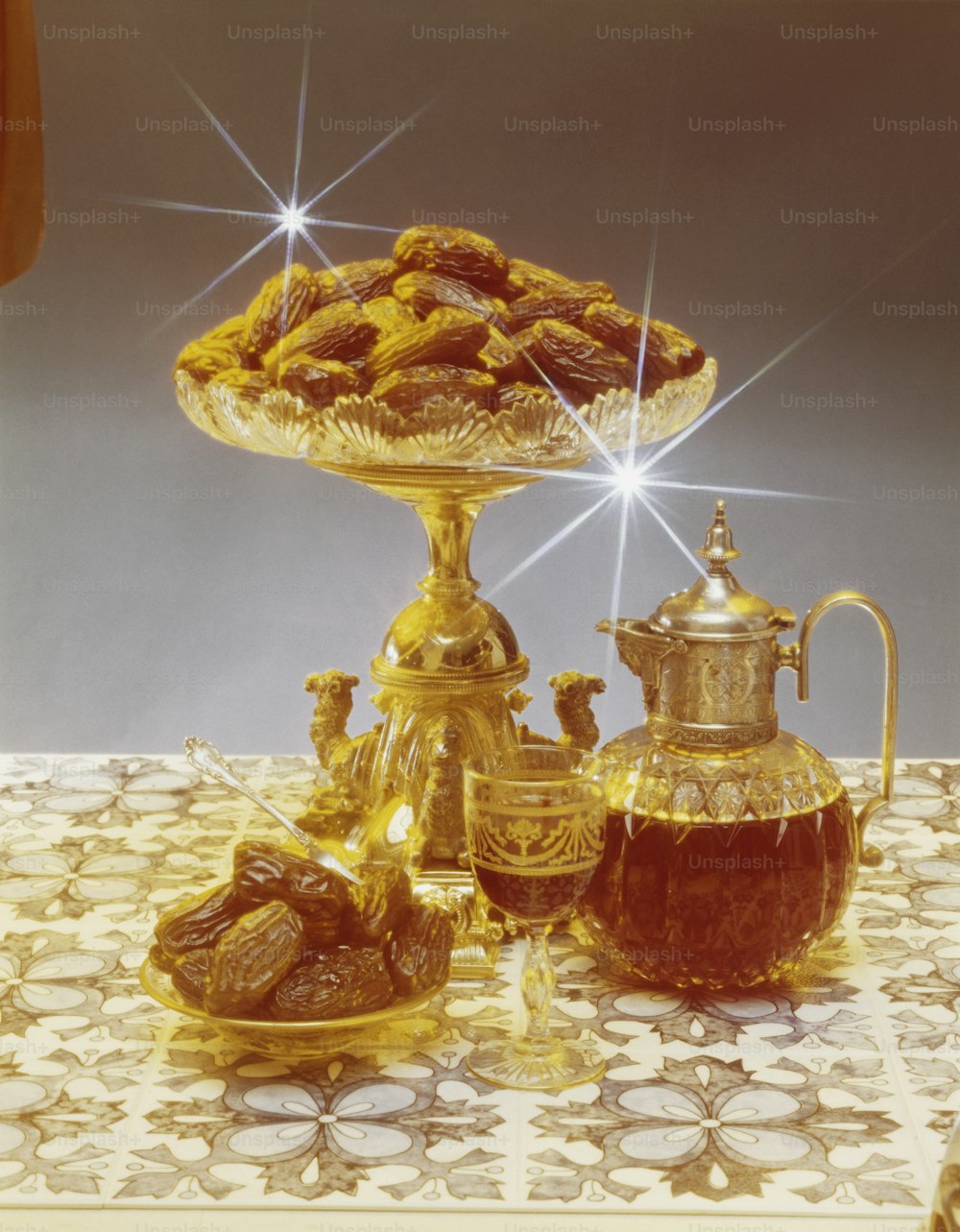 Una mesa cubierta con un plato de oro lleno de comida