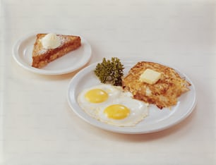 un piatto bianco condito con uova e pane tostato