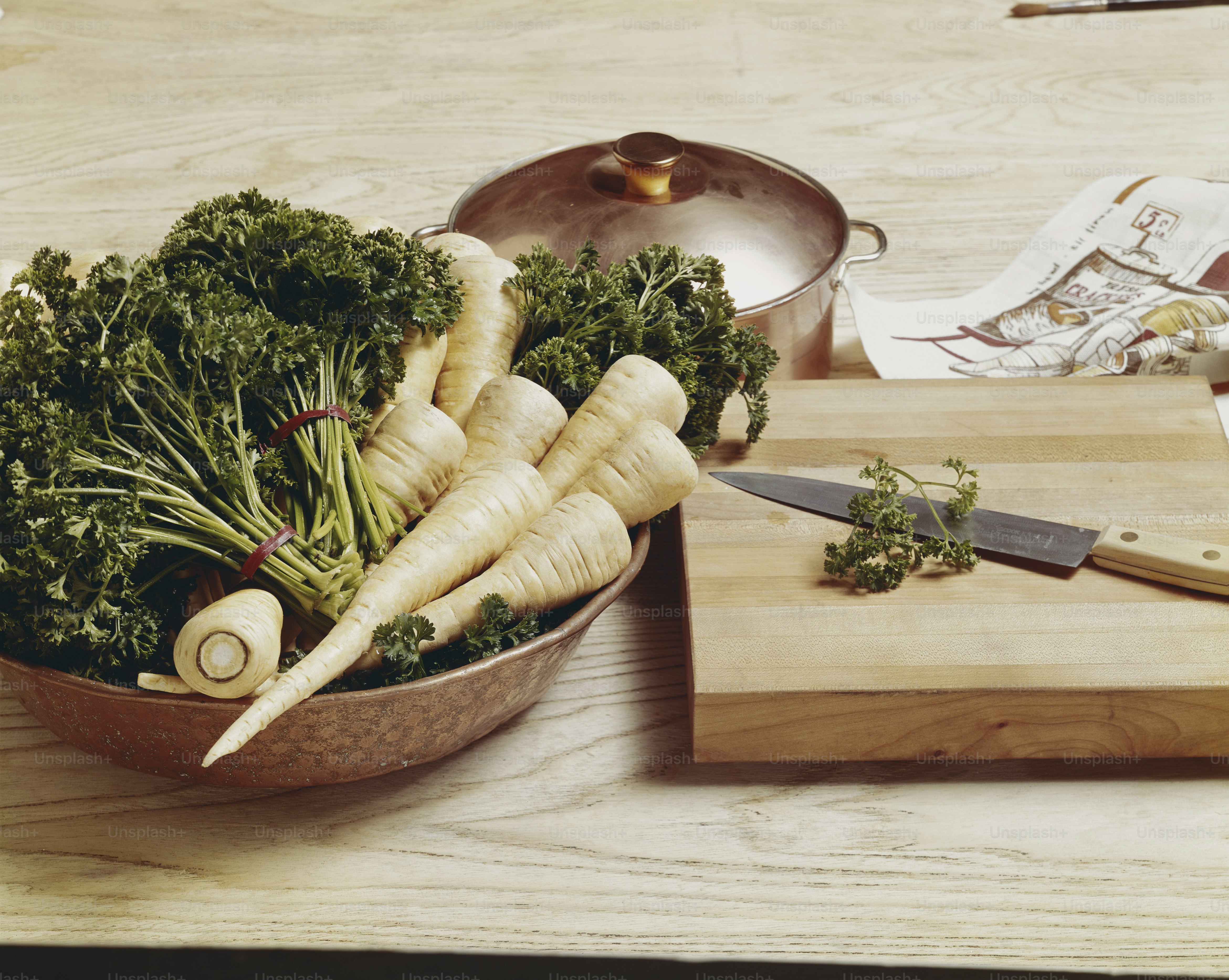 ein hölzernes Schneidebrett mit viel Gemüse