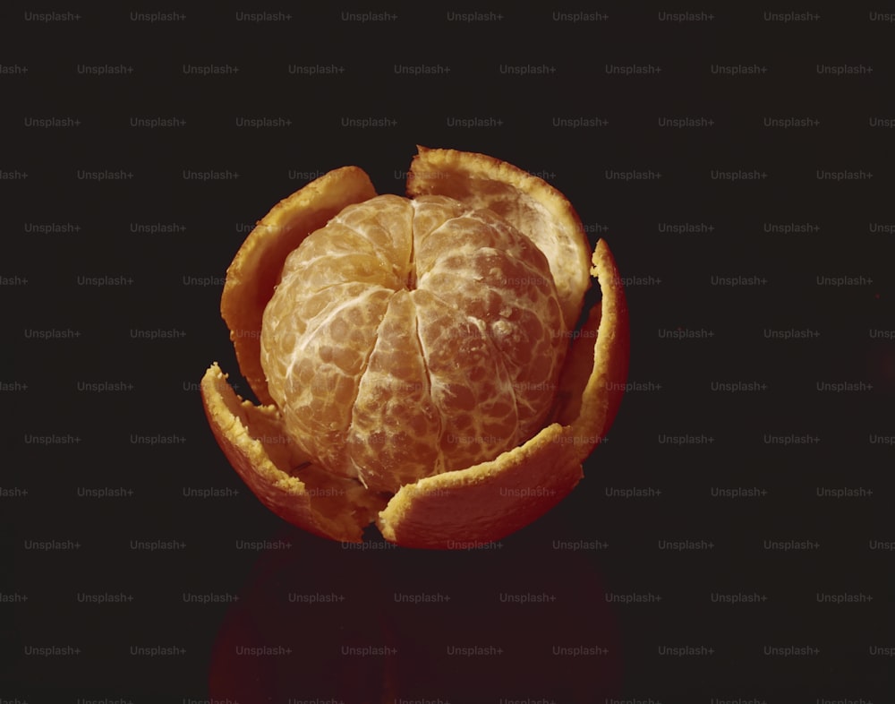 eine geschälte Orange, die auf einem Tisch sitzt