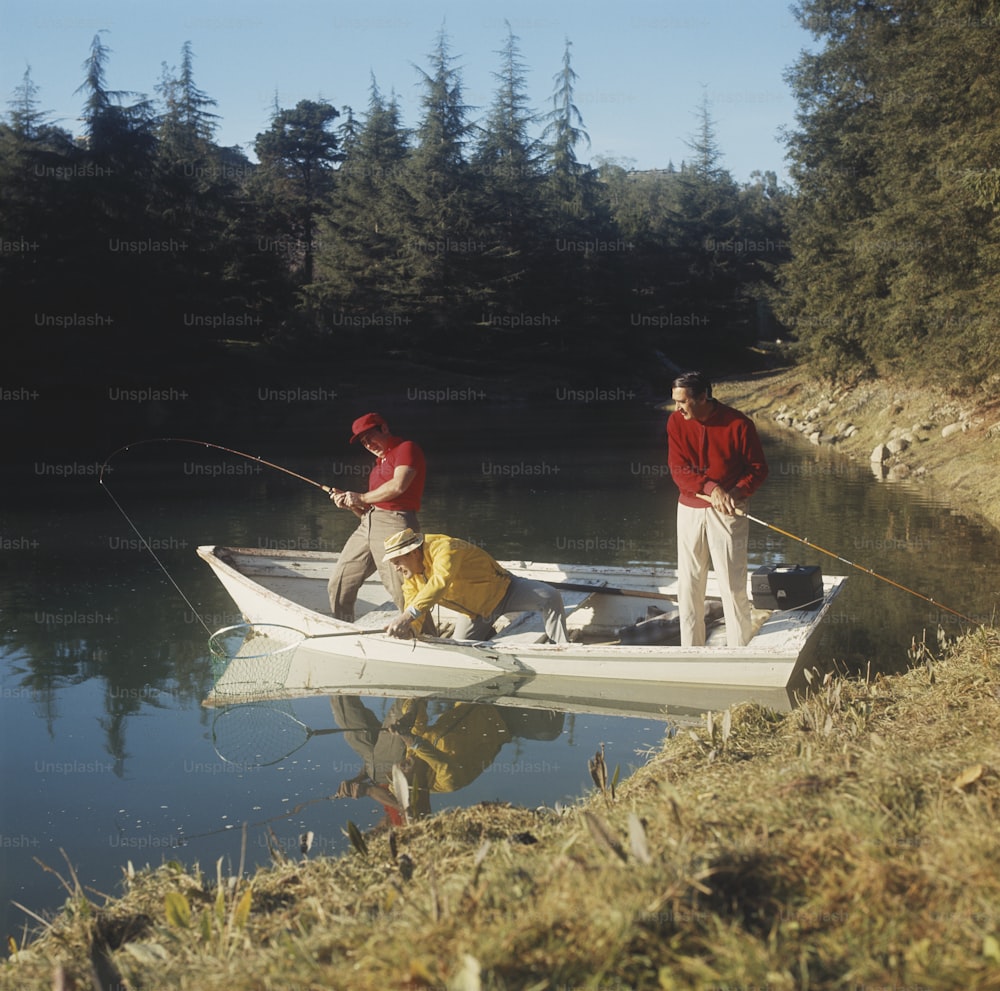dois homens em um pequeno barco pescando em um lago