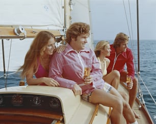 un groupe de personnes assises sur un bateau