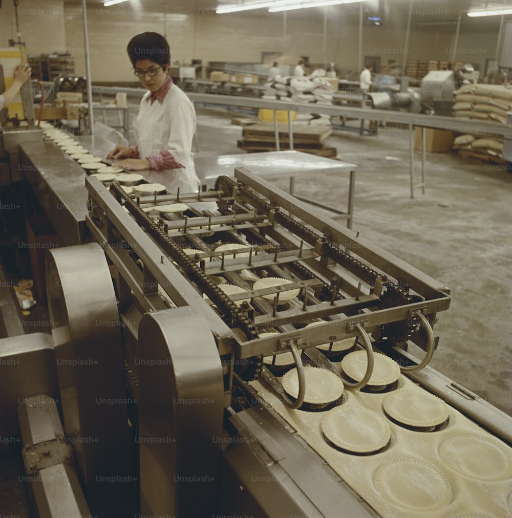 컨베이어 벨트가 있는 공장에서 일하는 여성