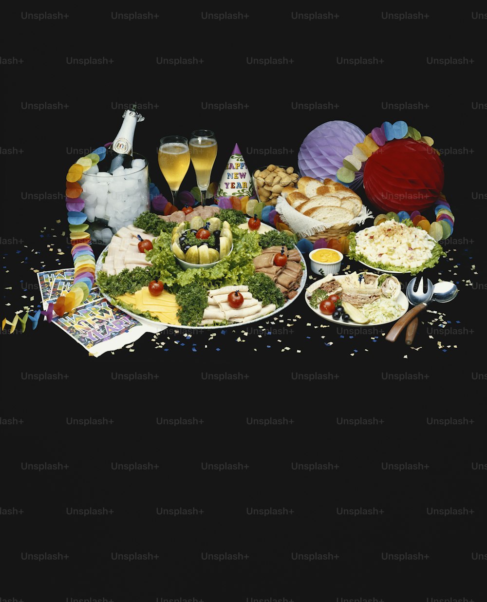 ein Tisch mit vielen Speisen und Getränken