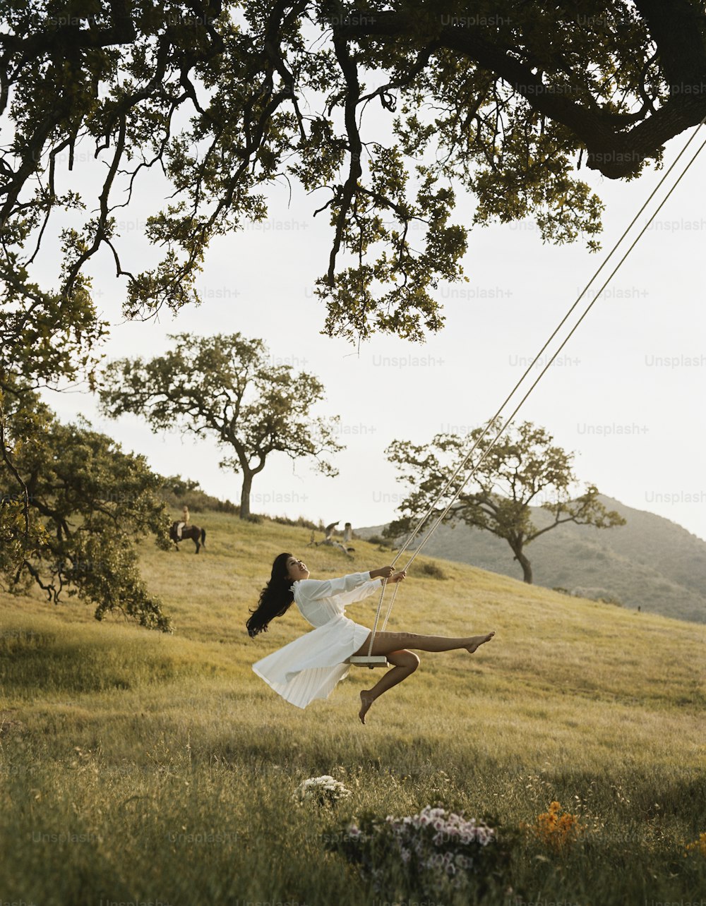 Eine Frau, die in einem weißen Kleid durch die Luft fliegt