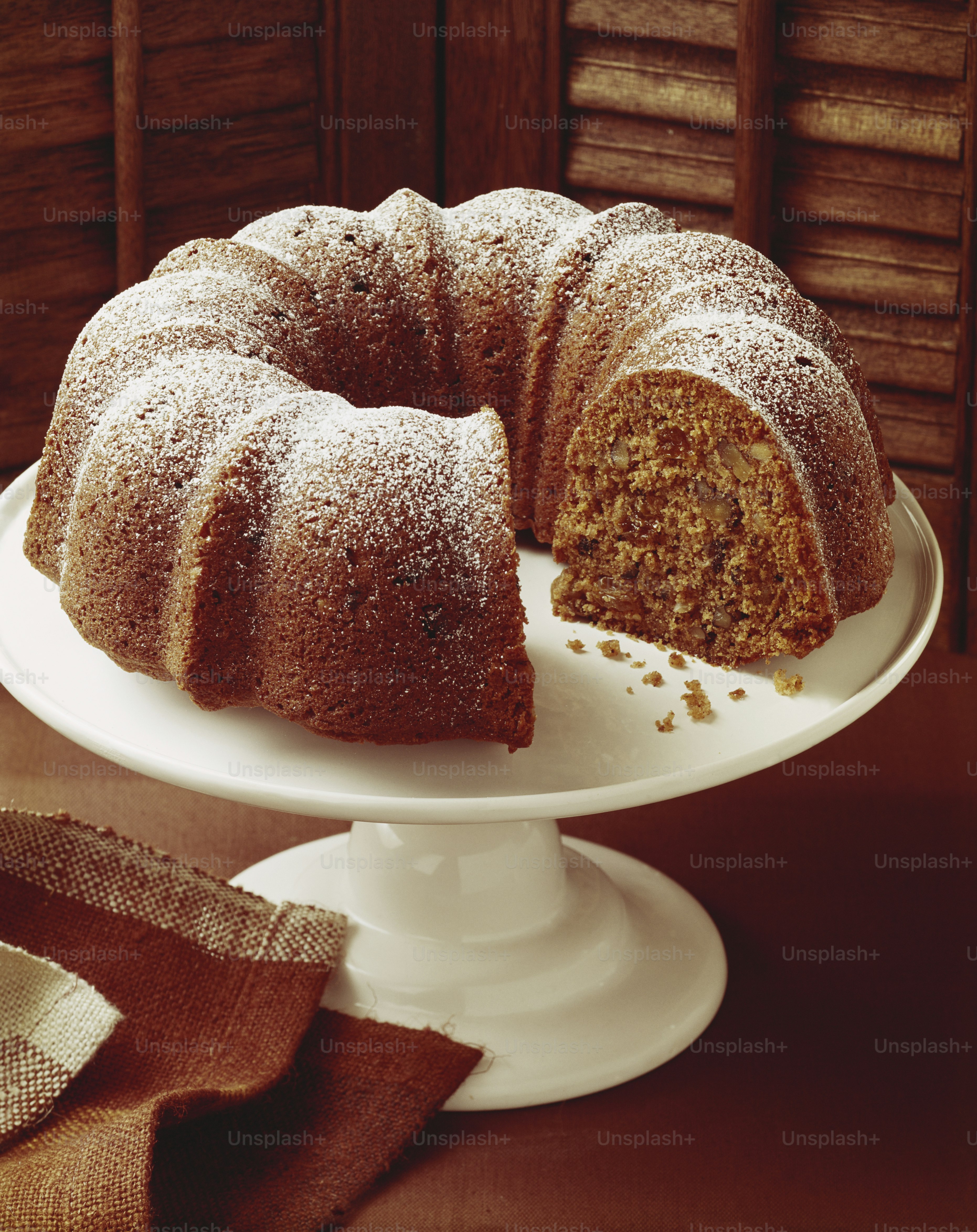 un pastel bundt con una rebanada cortada