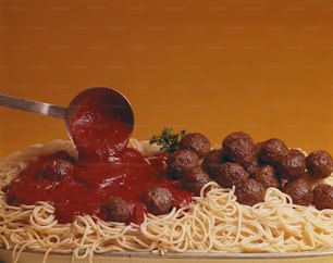 ein Teller Spaghetti mit Fleischbällchen und Sauce