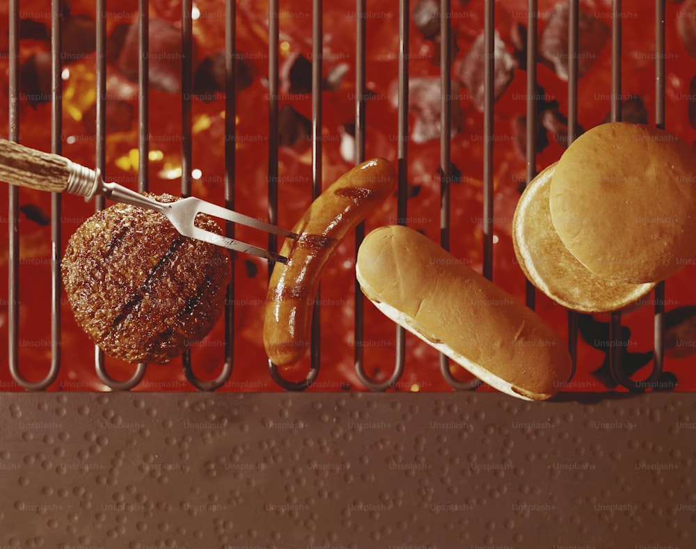Hot Dogs, Hamburger und Brötchen auf dem Grill
