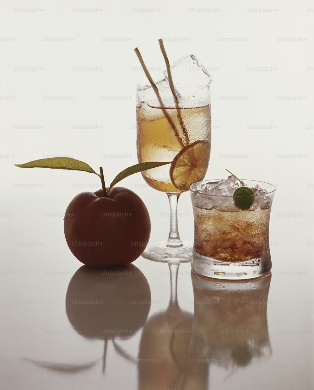 un vaso de sidra de manzana junto a una manzana