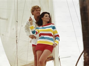 um homem e uma mulher em pé em um barco