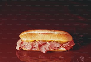 Un sándwich sub con jamón y queso en un bollo