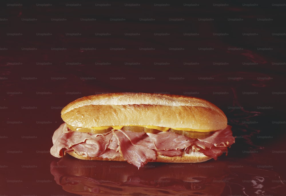 Un sous-sandwich avec jambon et fromage sur un petit pain