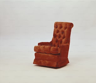 Una silla marrón sentada encima de un piso blanco