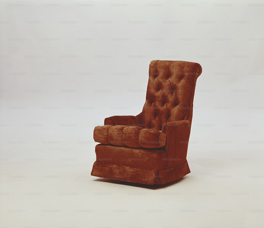 une chaise marron posée sur un sol blanc