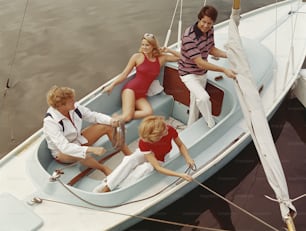um grupo de pessoas em um barco na água