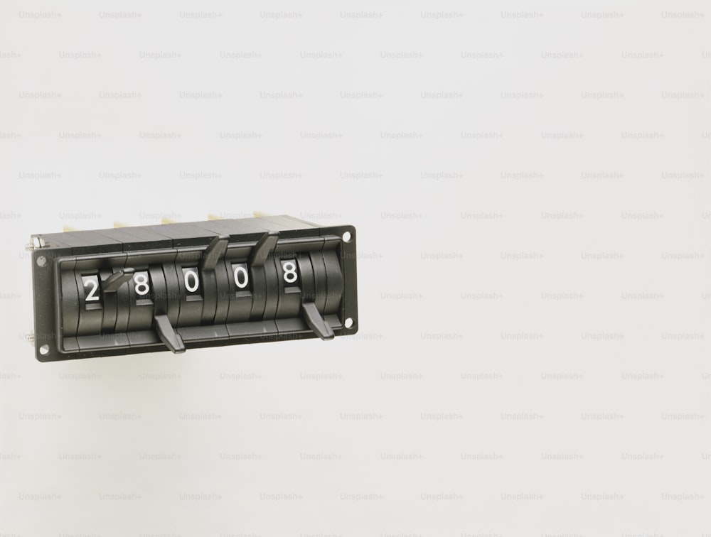 um close up de uma caixa de comutação com números