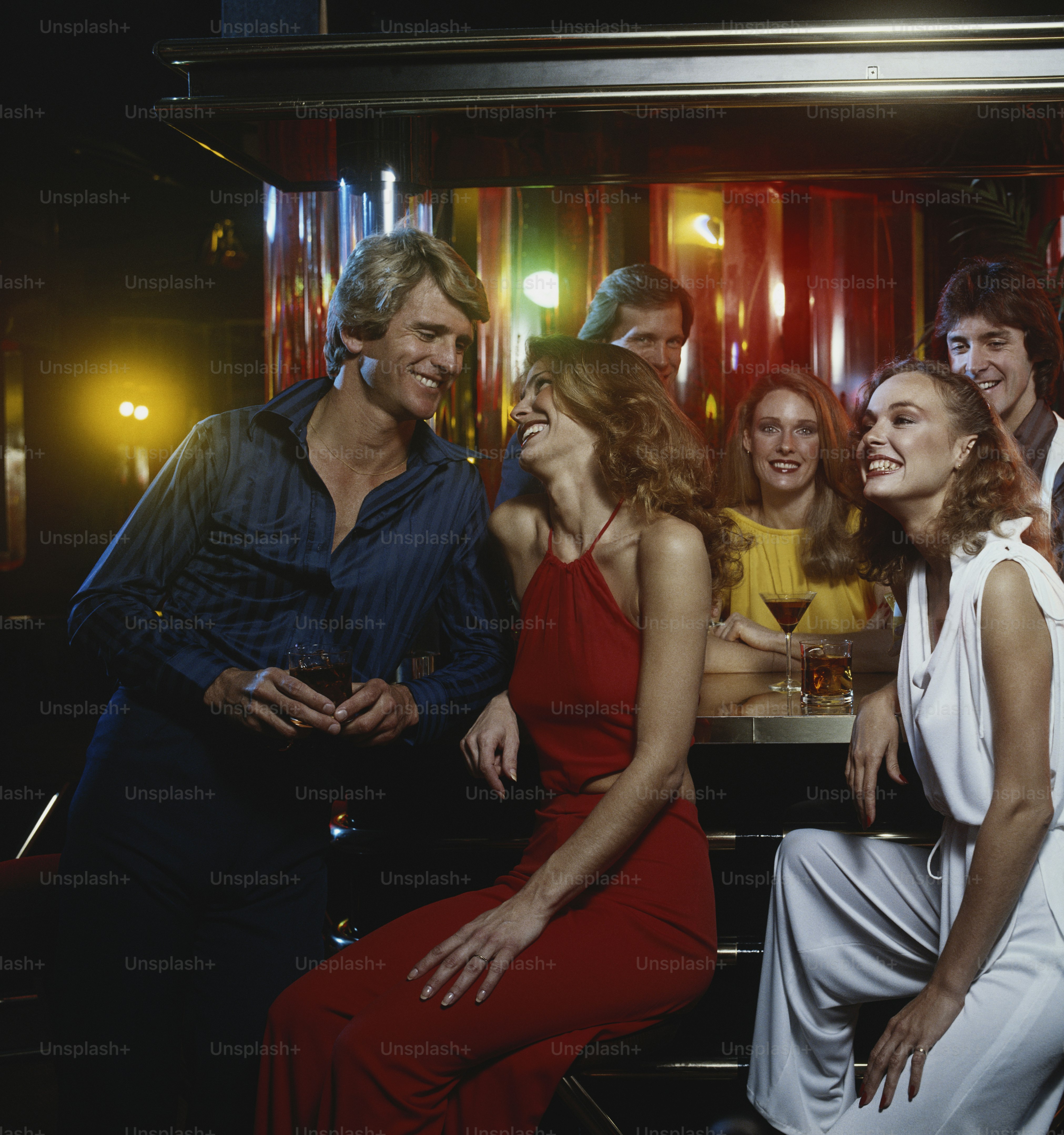 eine Gruppe von Menschen, die um einen Tisch sitzen