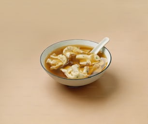 un bol de soupe avec des boulettes dedans