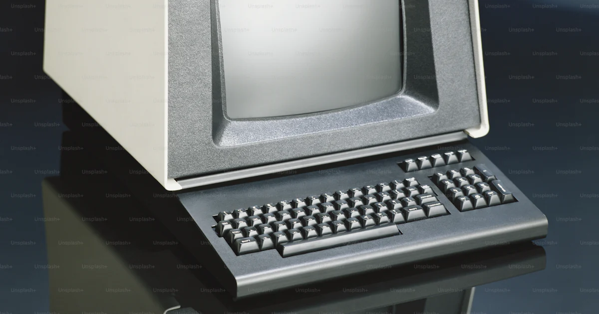 An old computer with a keyboard and mouse photo – 1990 Image on Unsplash