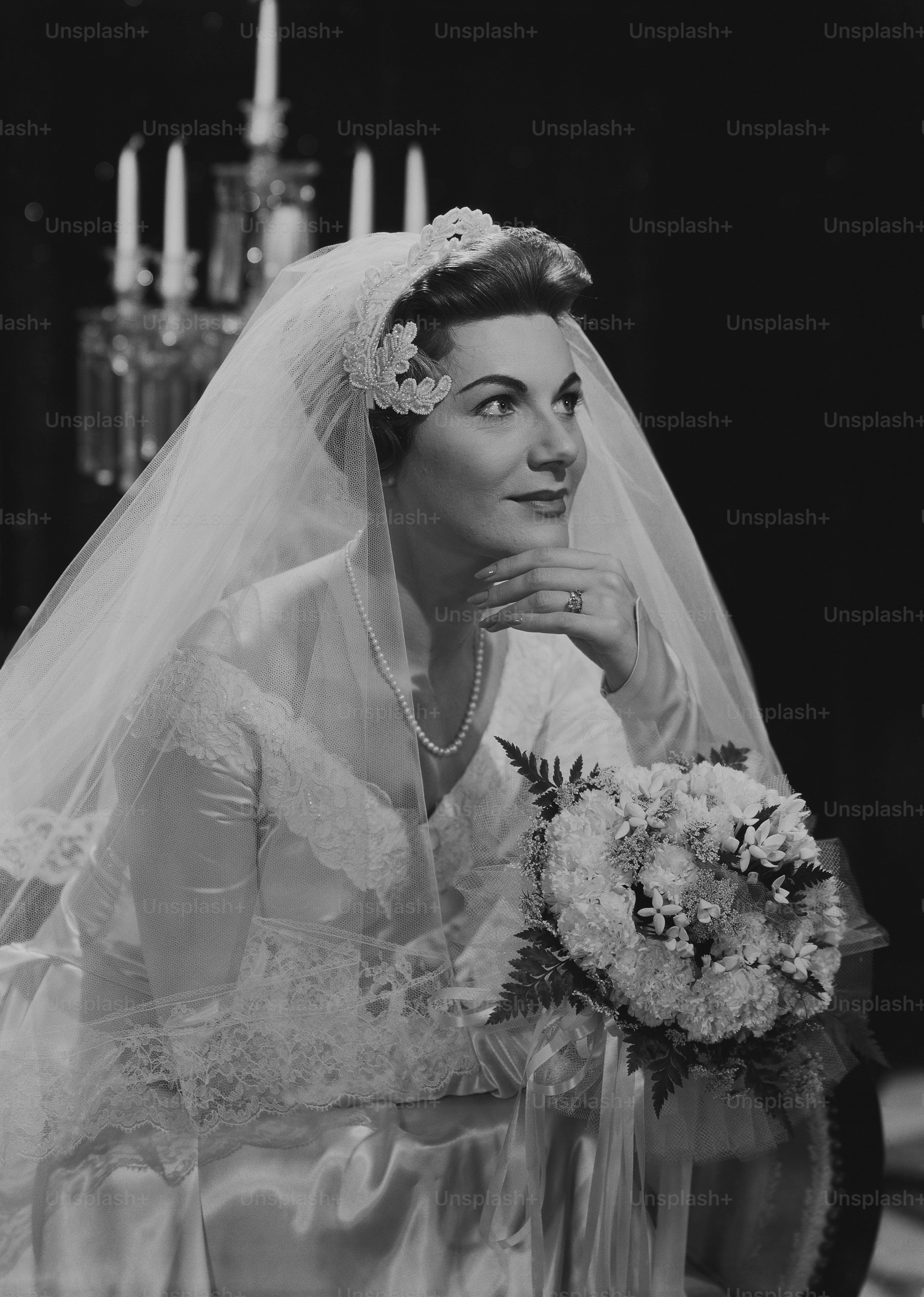 Una foto in bianco e nero di una donna in abito da sposa