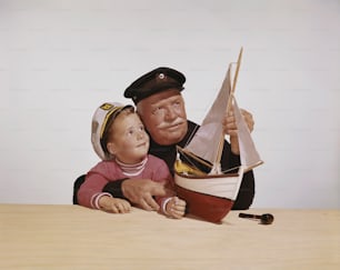 Un dipinto di un uomo che tiene una bambola accanto a una barca