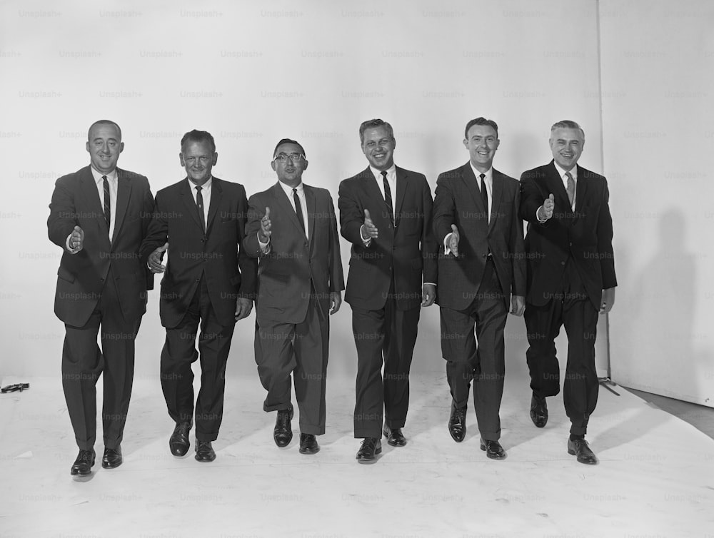 Eine Gruppe von Männern in Anzügen, die nebeneinander stehen