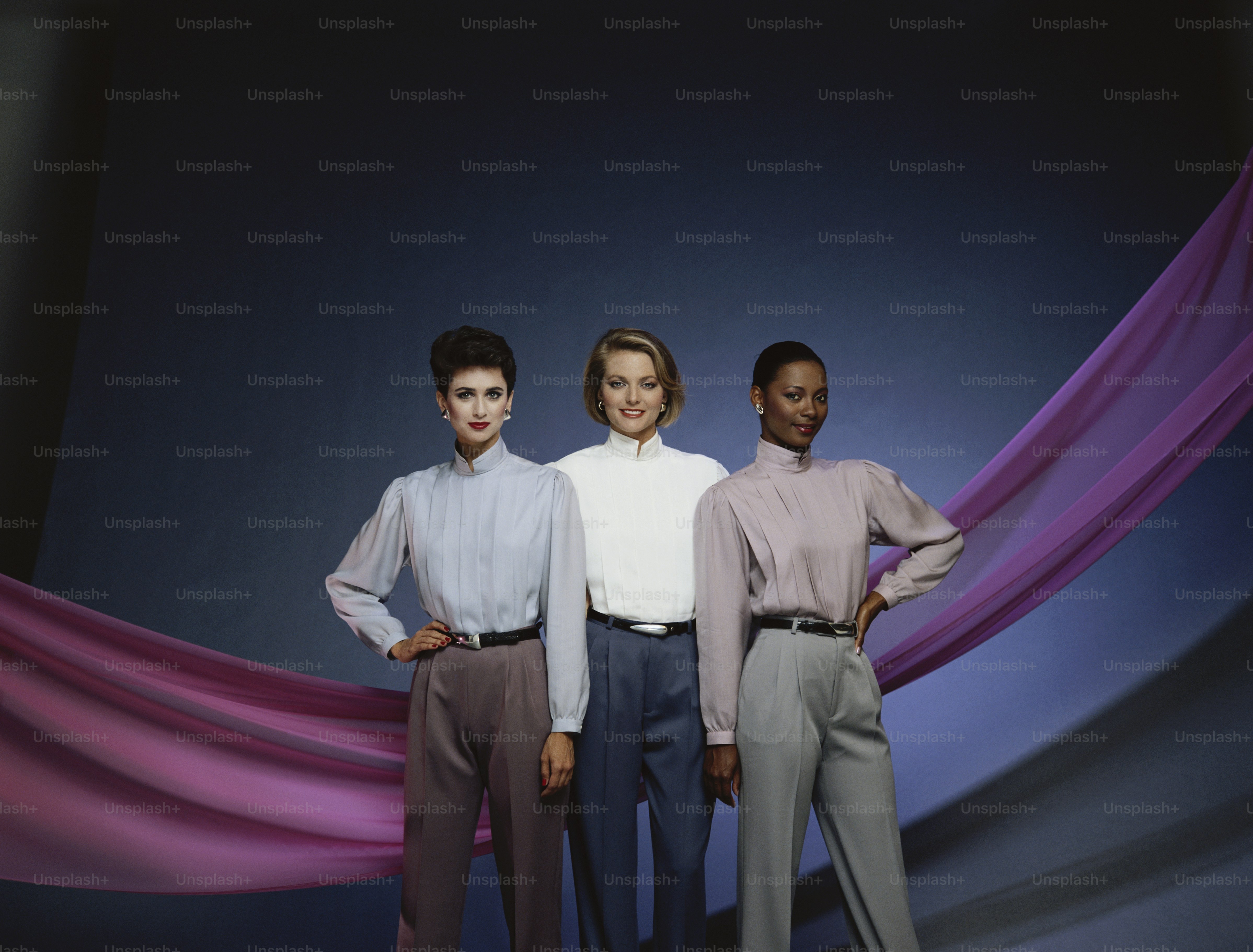 隣同士に立つ3人の女性のグループ