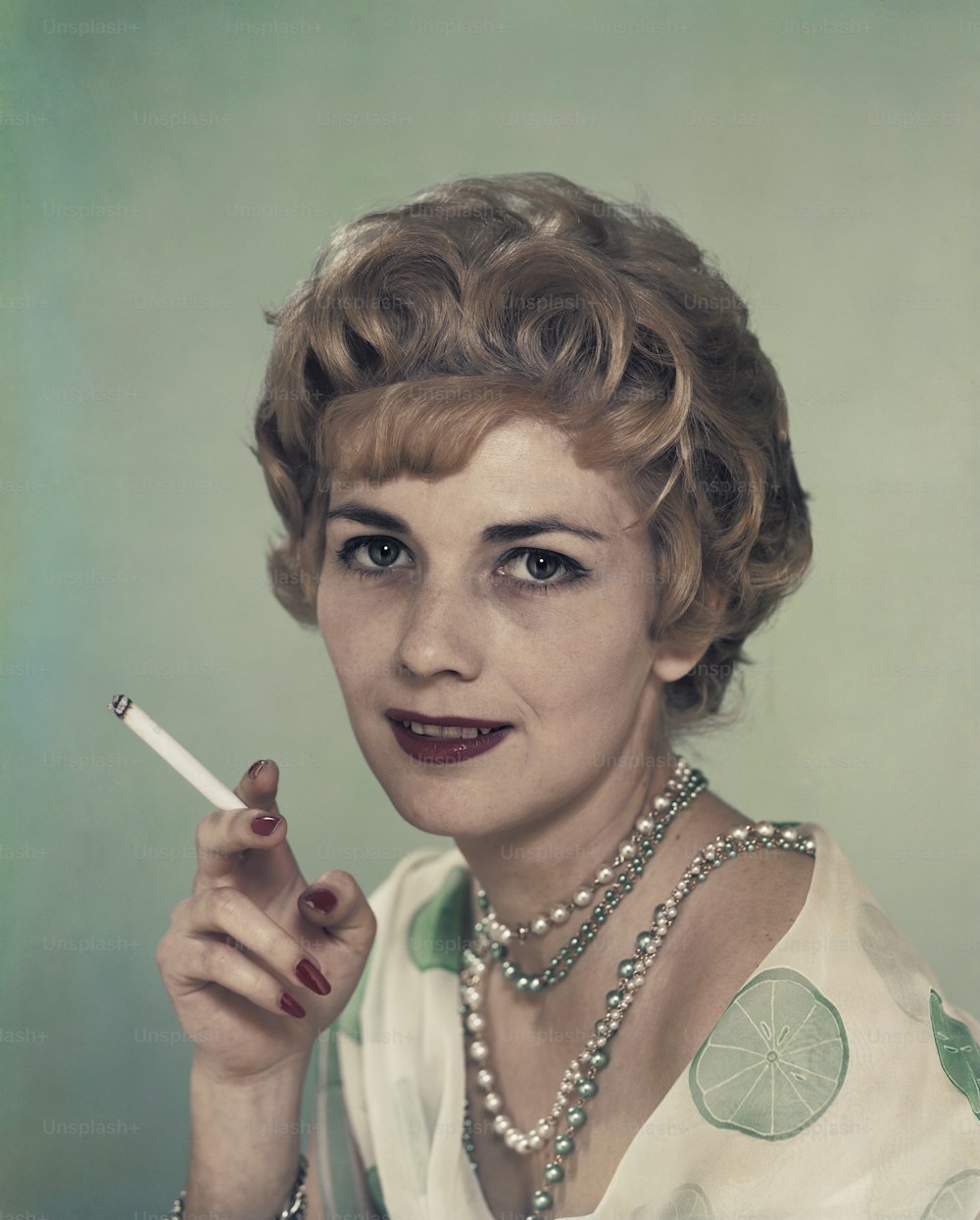 uma mulher com um cigarro na mão