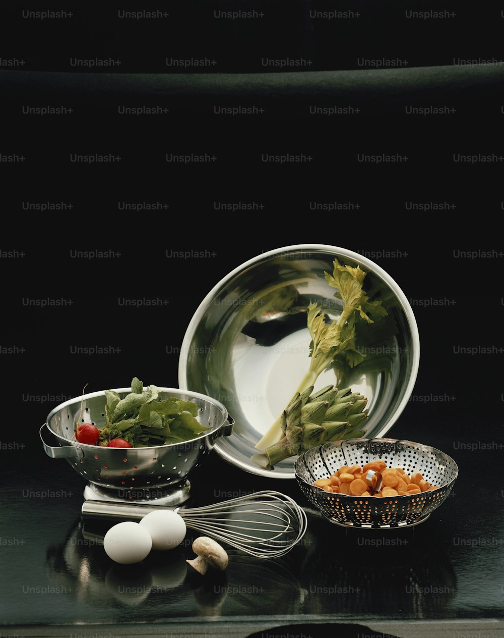 음식 그릇과 거품기가 얹힌 테이블