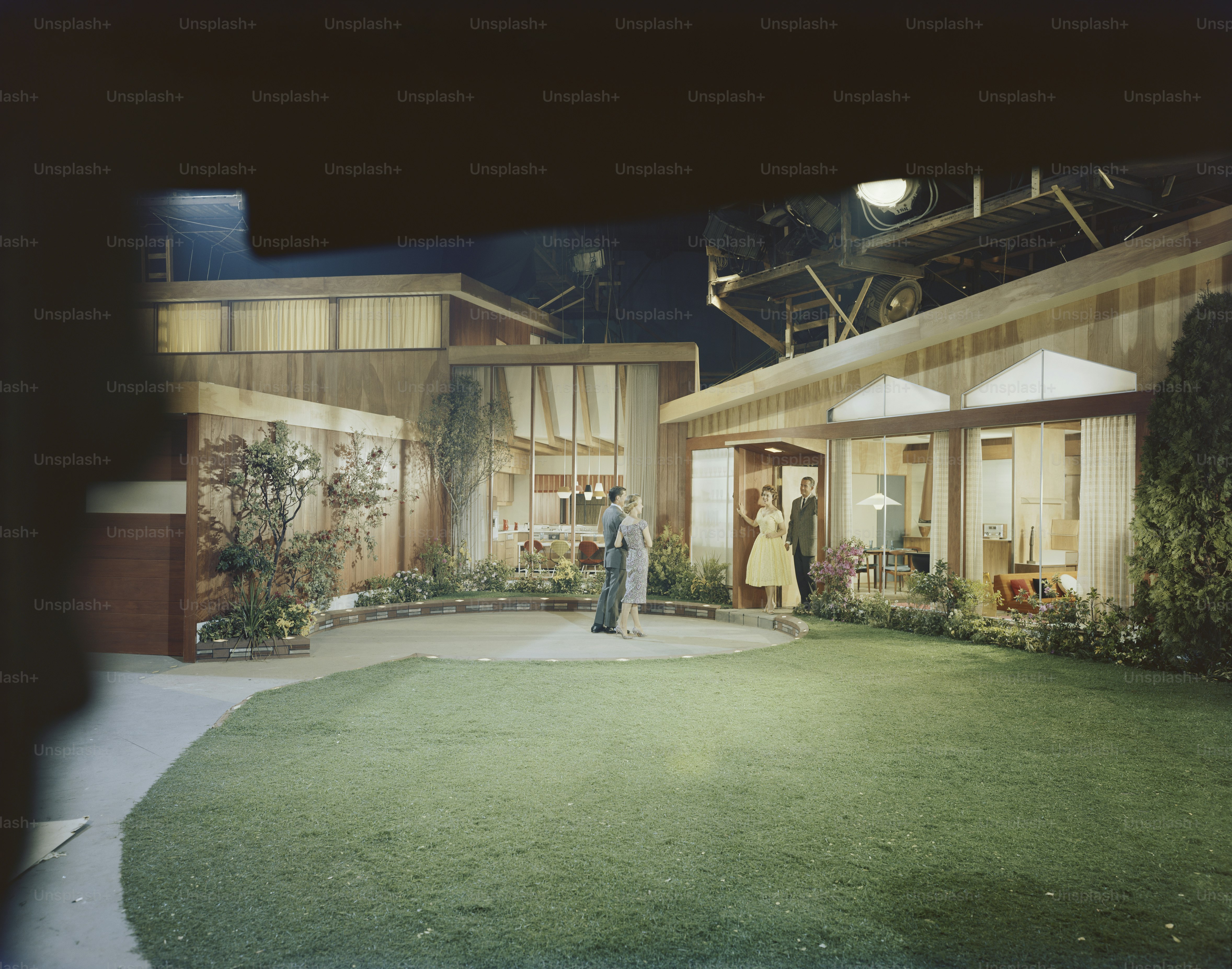 家の前に立つ男女