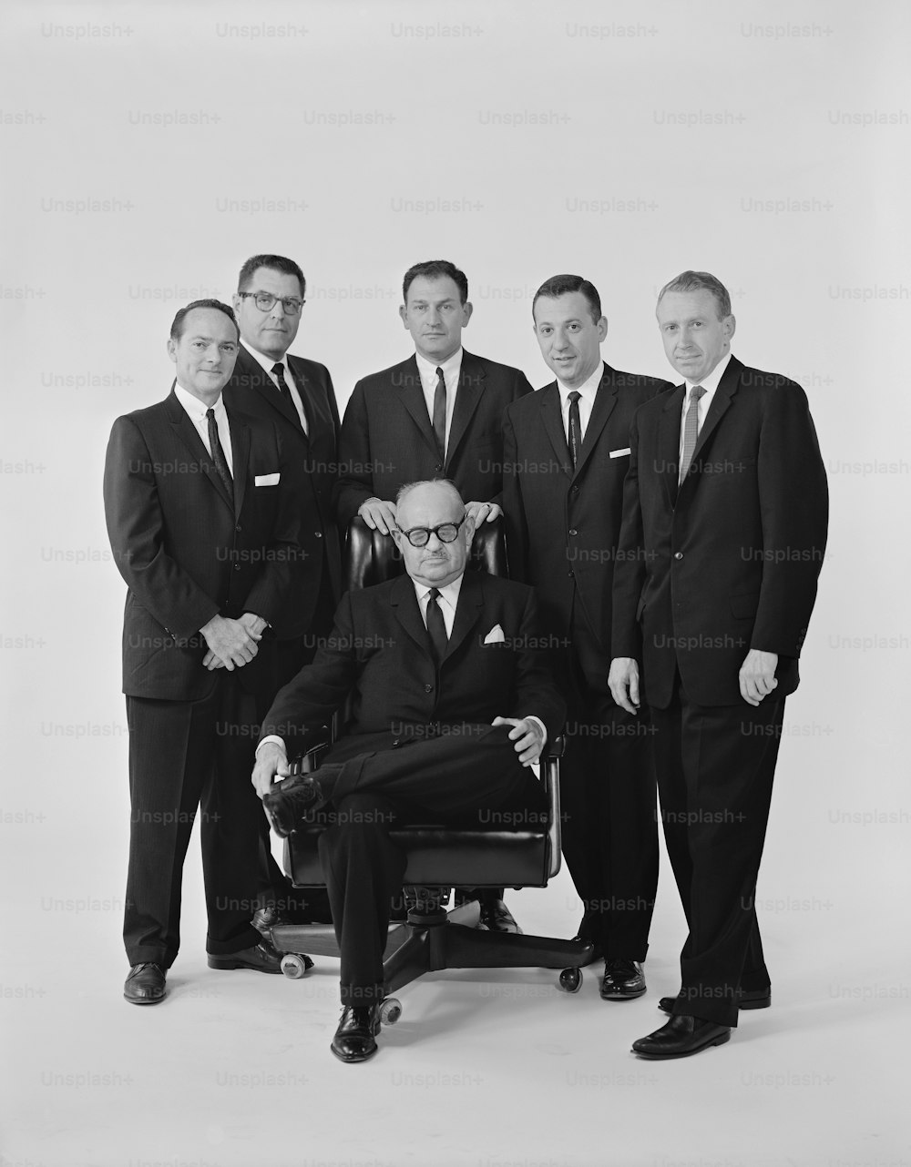 Un gruppo di uomini in giacca e cravatta in posa per una foto