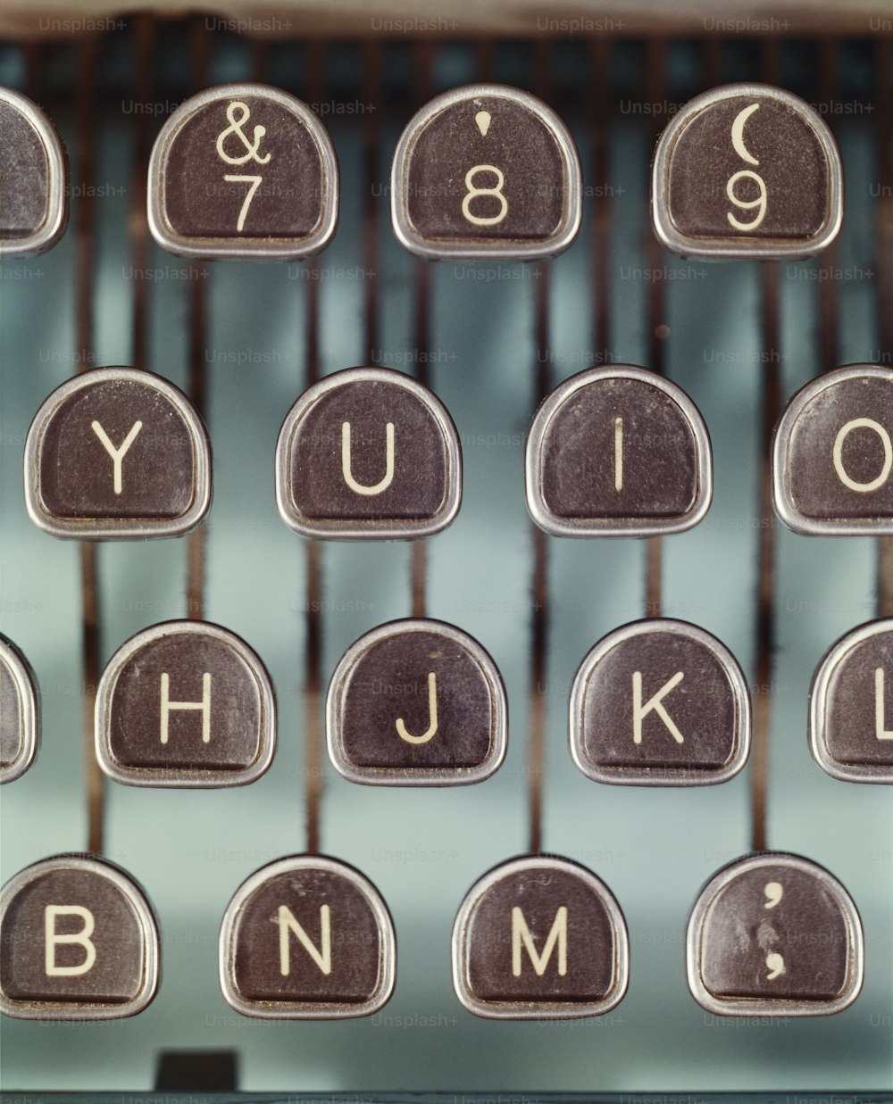 Un primer plano de una máquina de escribir pasada de moda