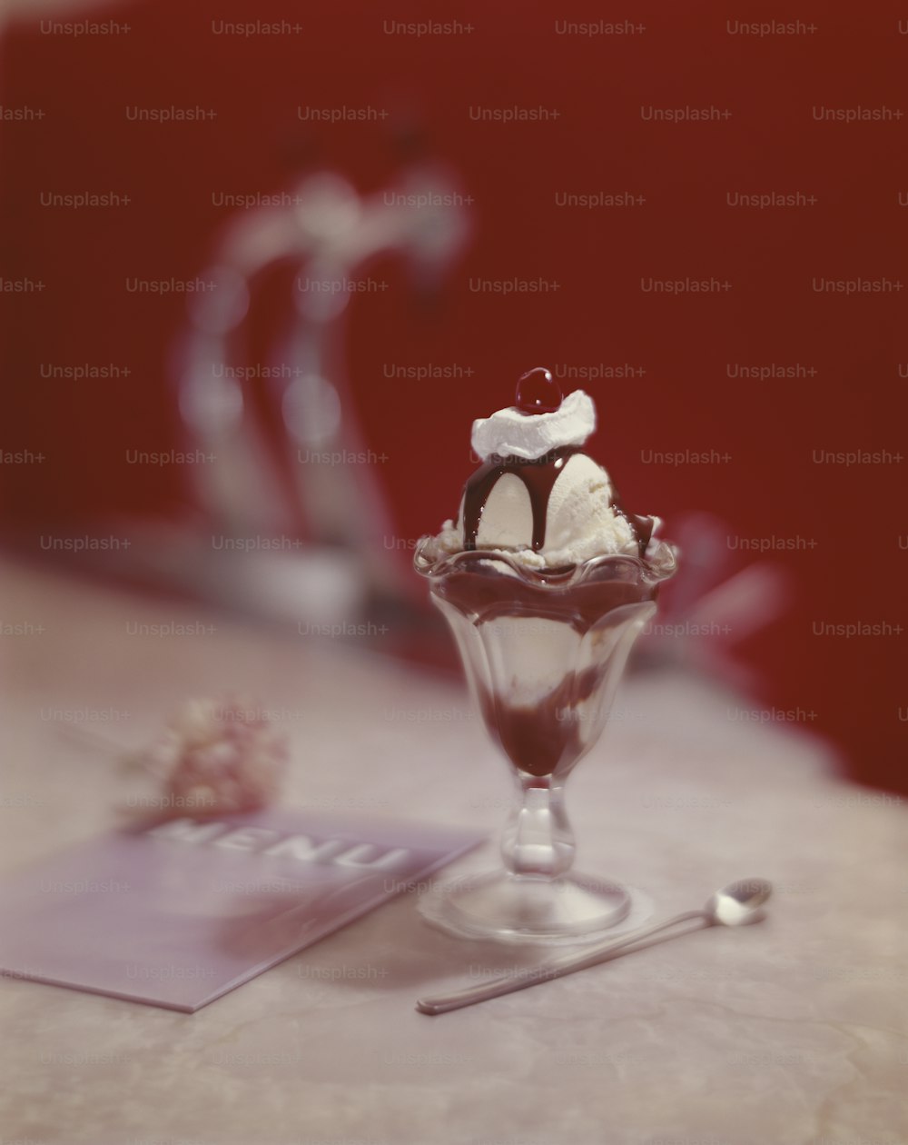 un helado de helado con salsa de chocolate y nata montada