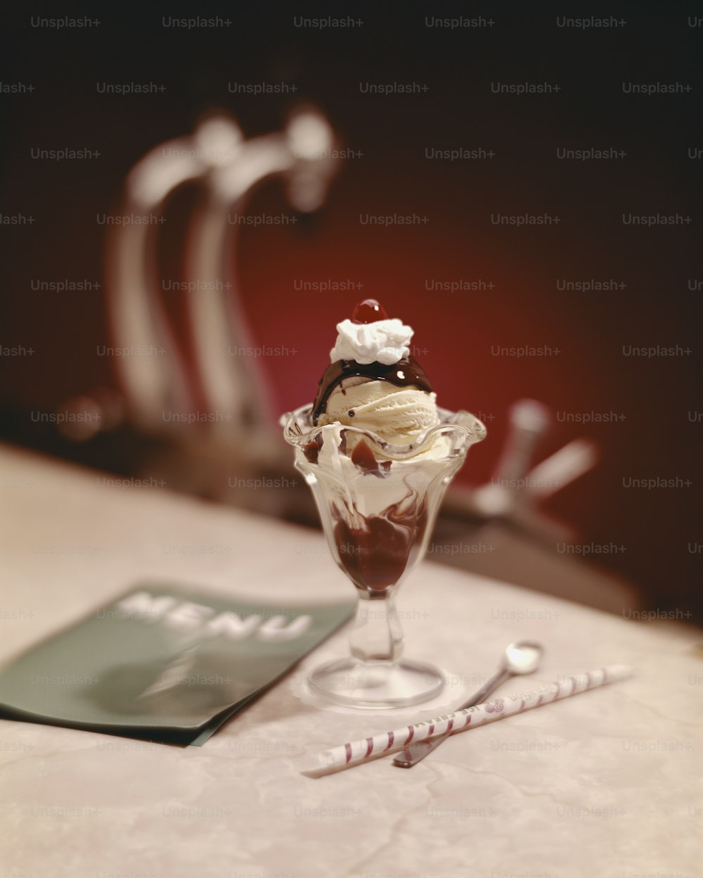 un helado de helado con salsa de chocolate y nata montada