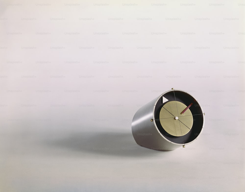 um relógio sentado em cima de uma mesa branca