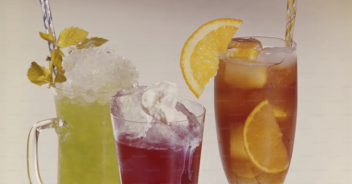 Trois types de boissons différents sur une table photo – Boisson Photo ...