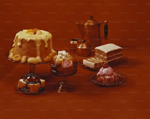 un tavolo sormontato da torte e dessert sopra un tavolo
