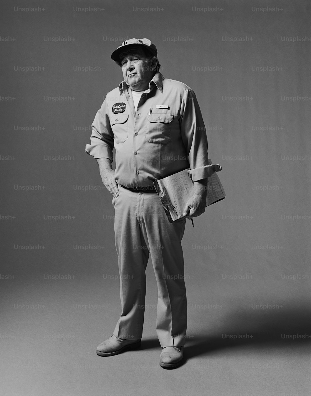 uma foto em preto e branco de um homem de uniforme
