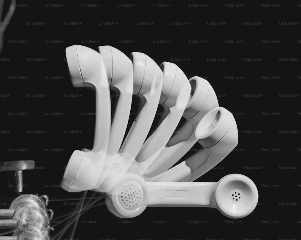 Una foto en blanco y negro de un montón de secadores de pelo