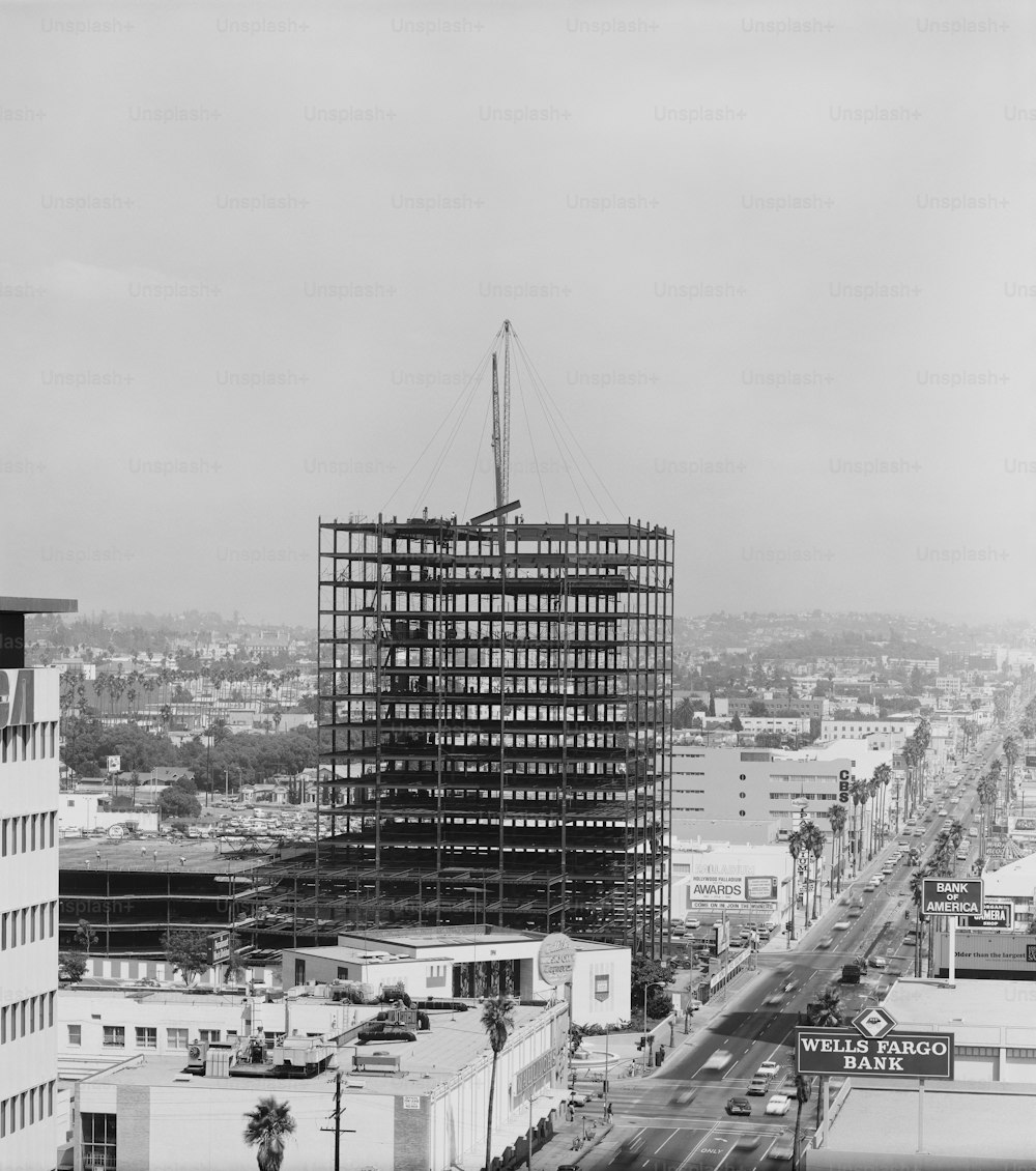 una foto in bianco e nero di un edificio in costruzione