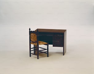 una scrivania con una sedia e una sedia su di esso