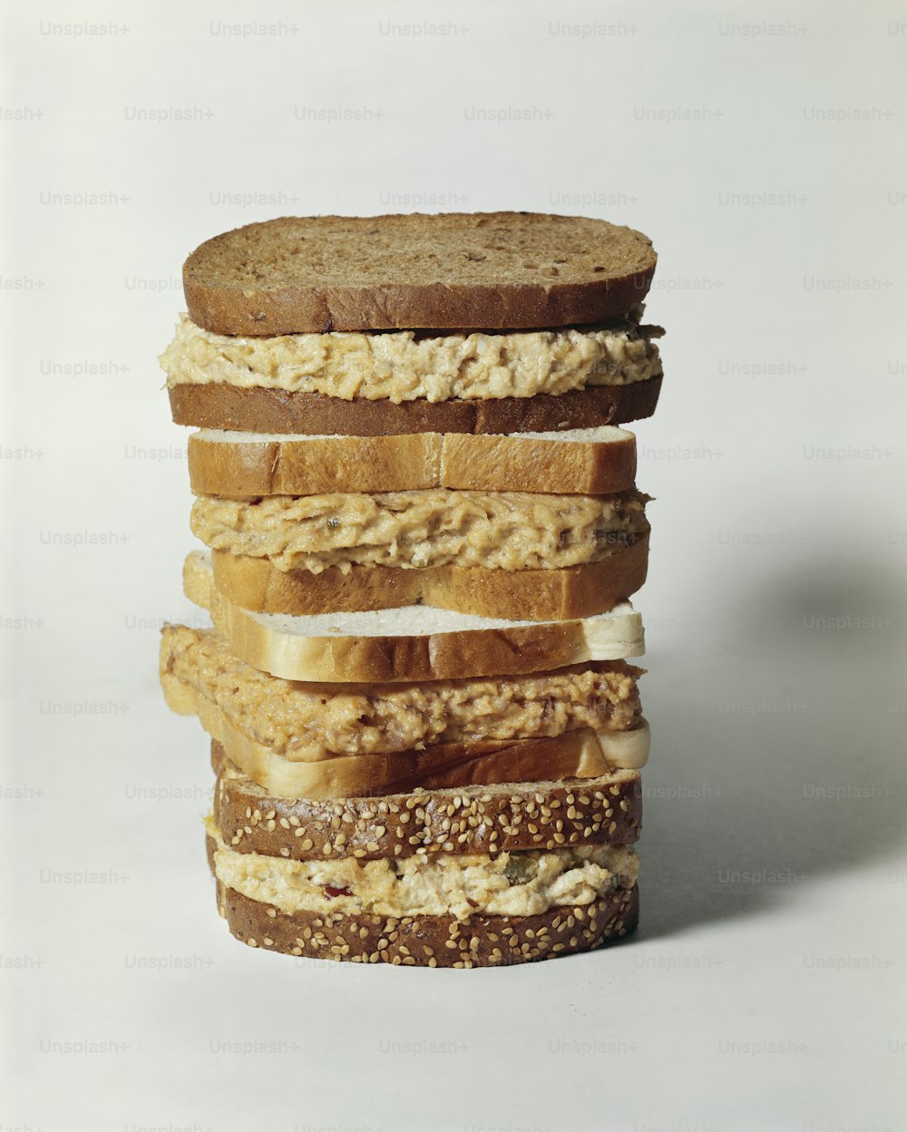 Una pila de sándwiches sentados uno encima del otro