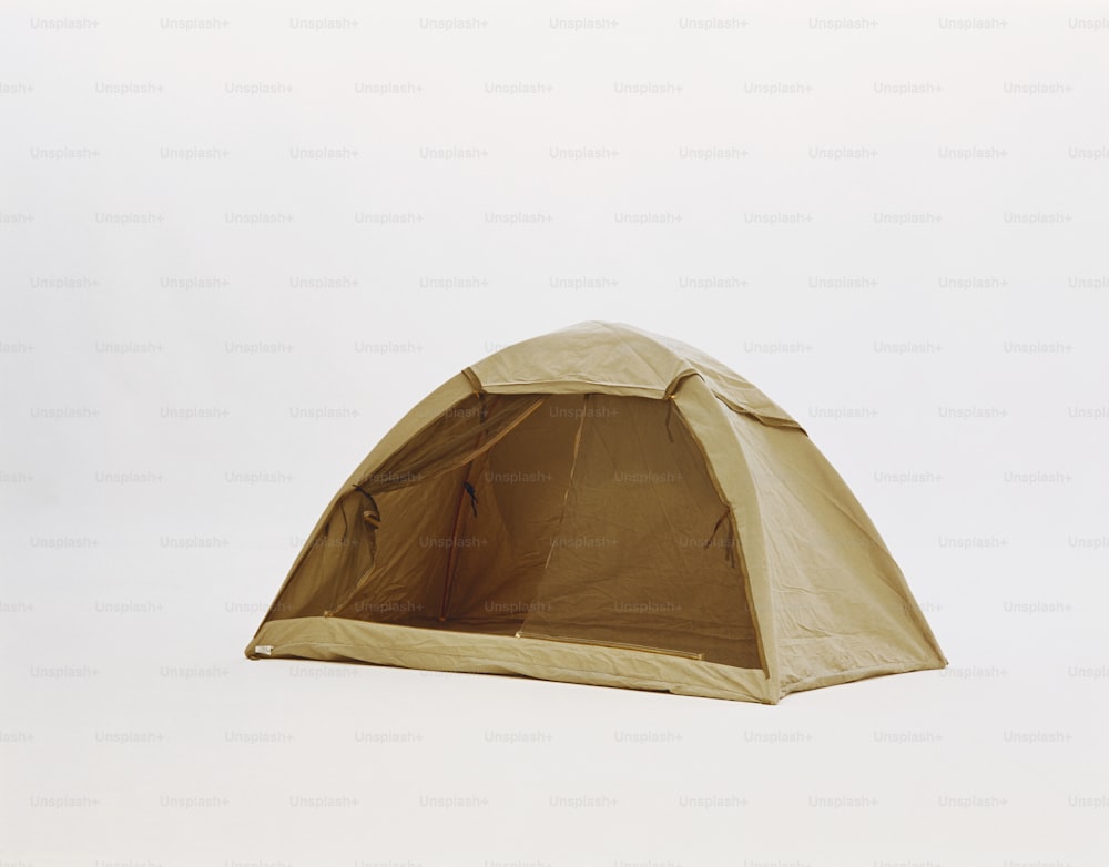 하얀 들판 위에 앉아 있는 갈색 텐트