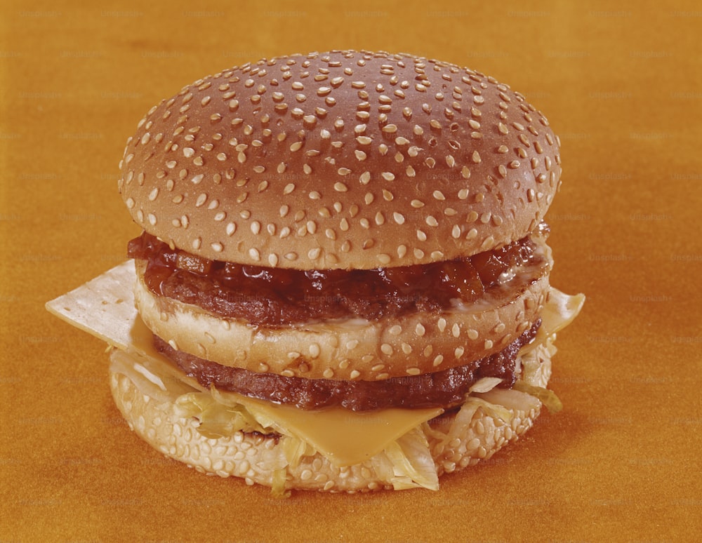 ein Cheeseburger mit Speck und Salat auf einem Brötchen