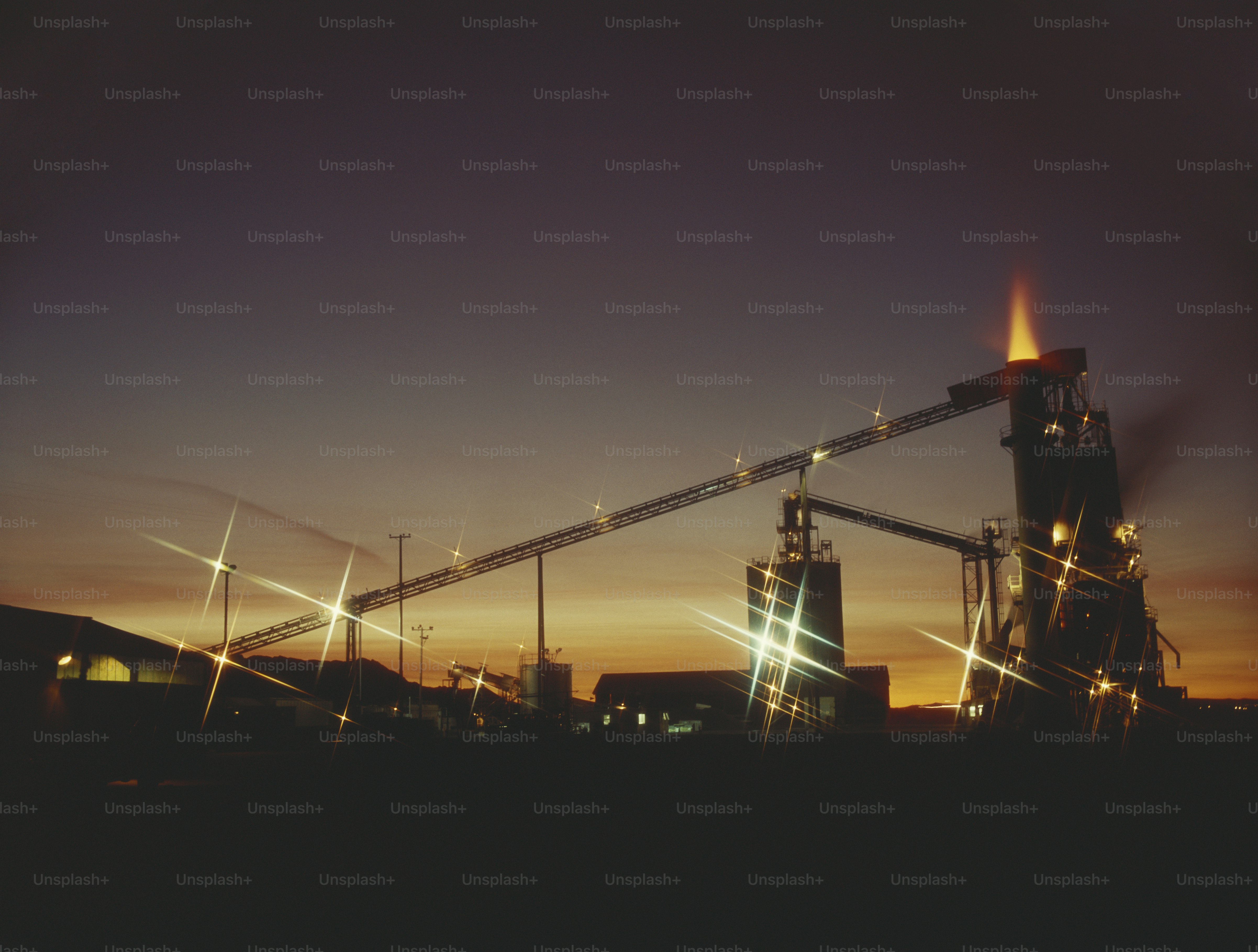 Une usine avec beaucoup de fumée qui en sort