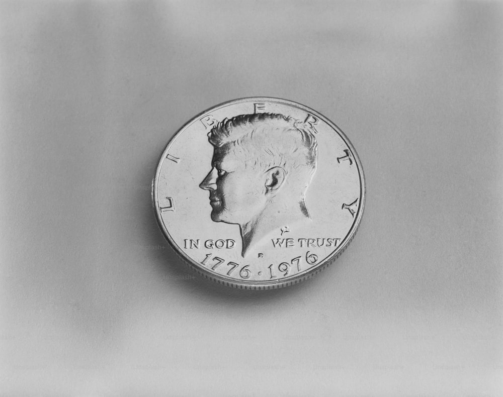 um close up de uma moeda em uma mesa