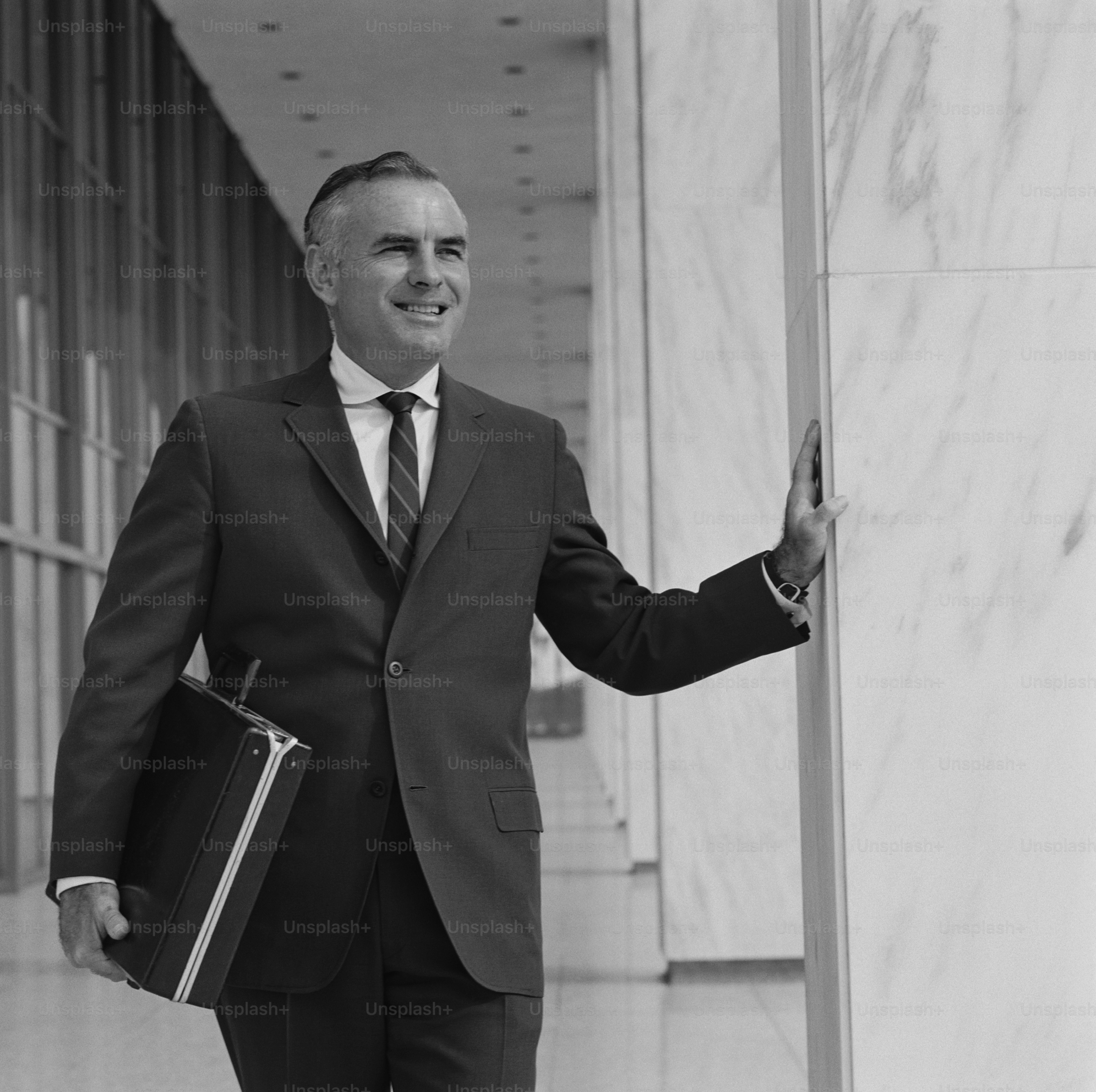 uma foto em preto e branco de um homem de terno e gravata